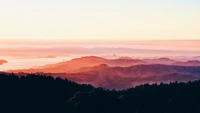 Morgendämmerung über dem Gebirgszug und dem Horizont