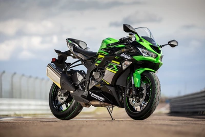 Спортивный мотоцикл Kawasaki Ninja в динамичной обстановке