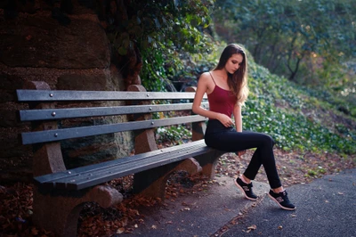 Momento contemplativo: uma mulher sentada em um banco em um jardim sereno