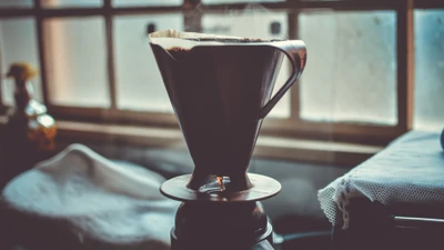 Milkshake au chocolat artisanal dans une tasse élégante