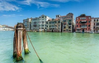 Malersiche Fassade des Grand Canal mit Reflexionen und historischer Architektur