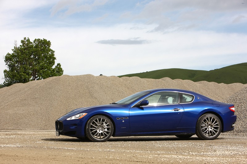 Арафед синий спортивный автомобиль, припаркованный перед кучей песка (maserati, машина, гранд турер, grand tourer, масерати грантуризмо)