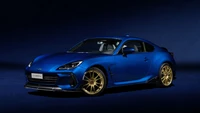 2024 Subaru BRZ in auffälligem Blau mit goldenen Rädern