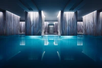 Serene Blue Oasis: Luxus Spa Pool Reflexionen