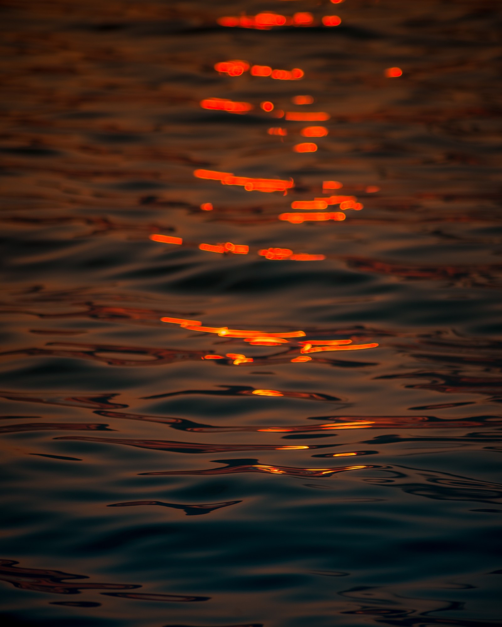 Image arabe d'un coucher de soleil se reflétant dans l'eau (eau, réflexion, calme, orange, atmosphère)