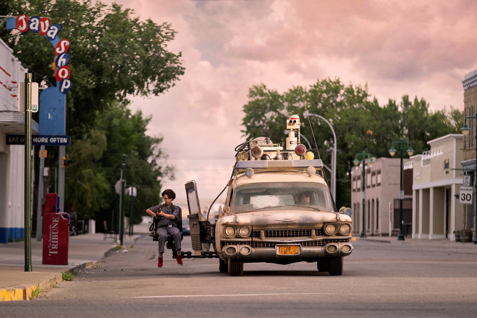 Lade ghostbusters afterlife, geist, reifen, rad, wolke Hintergrund herunter