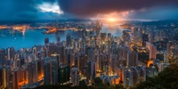 Atemberaubender Sonnenaufgang über dem Victoria Harbour: Ein Blick aus der Vogelperspektive auf die Metropole Hongkong