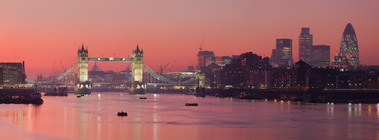 Vista de um horizonte urbano com uma ponte e barcos na água (tower bridge, torre de londres, rio tâmisa, linha do horizonte, paisagem urbana)