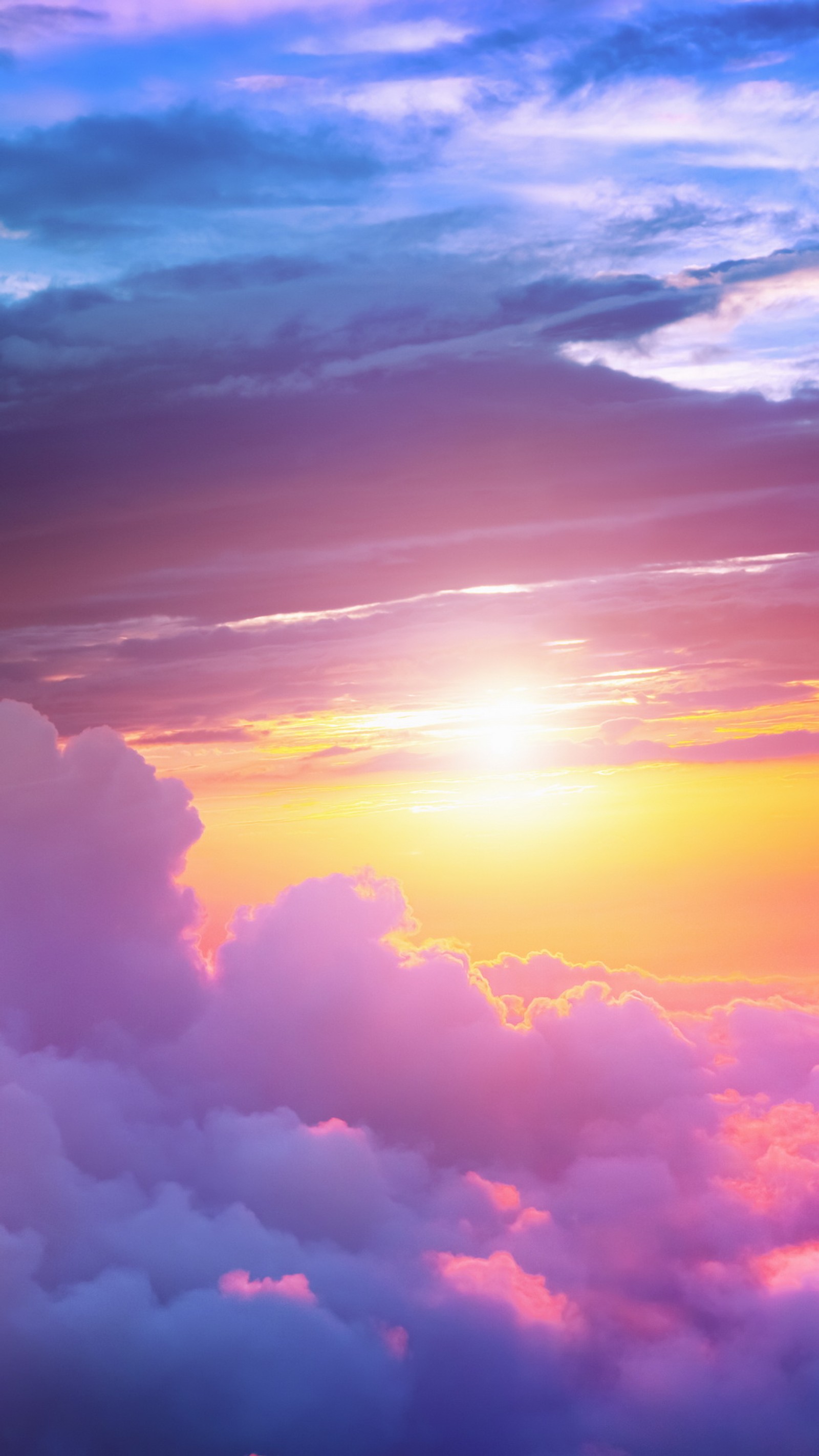 Des grappes de nuages et un avion volant dans le ciel (art, nuages, nature, soleil, lever de soleil)