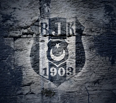 Logo de Besiktas JK sur un mur usé