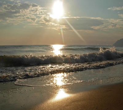 Pôr do sol sereno sobre ondas suaves