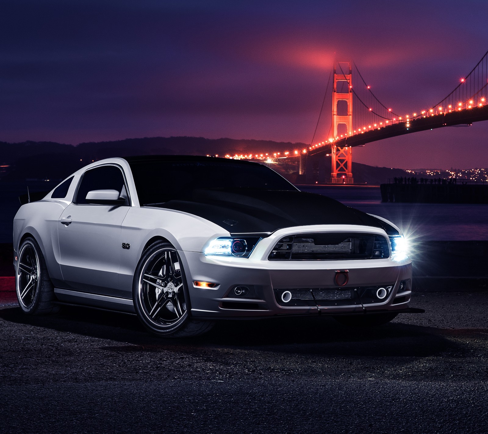 Um close em um mustang branco estacionado em frente a uma ponte (carro, ford, mustang, stang)