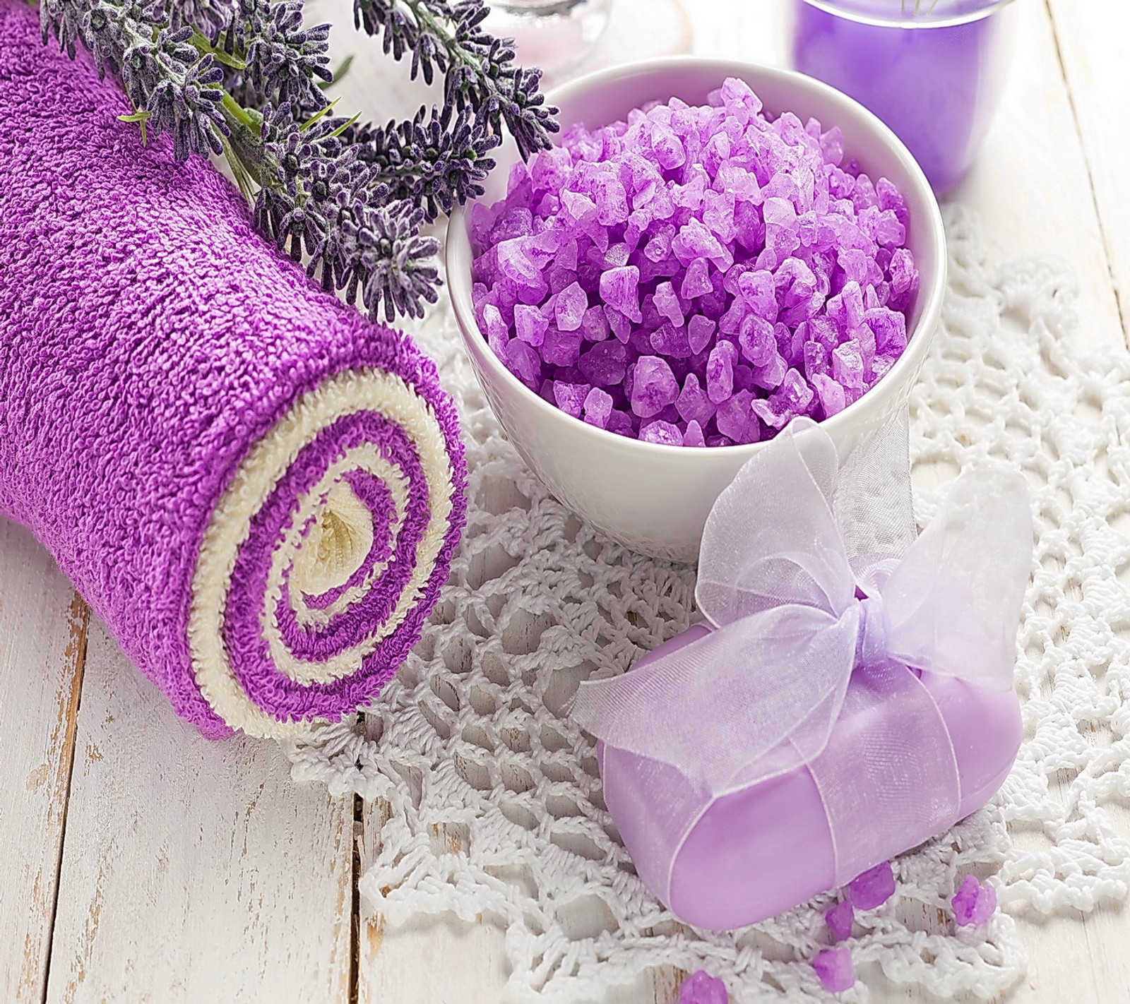 Lavendel-badesalze und lavendelblüten in einer schüssel auf einem tisch (lavendel, spa)