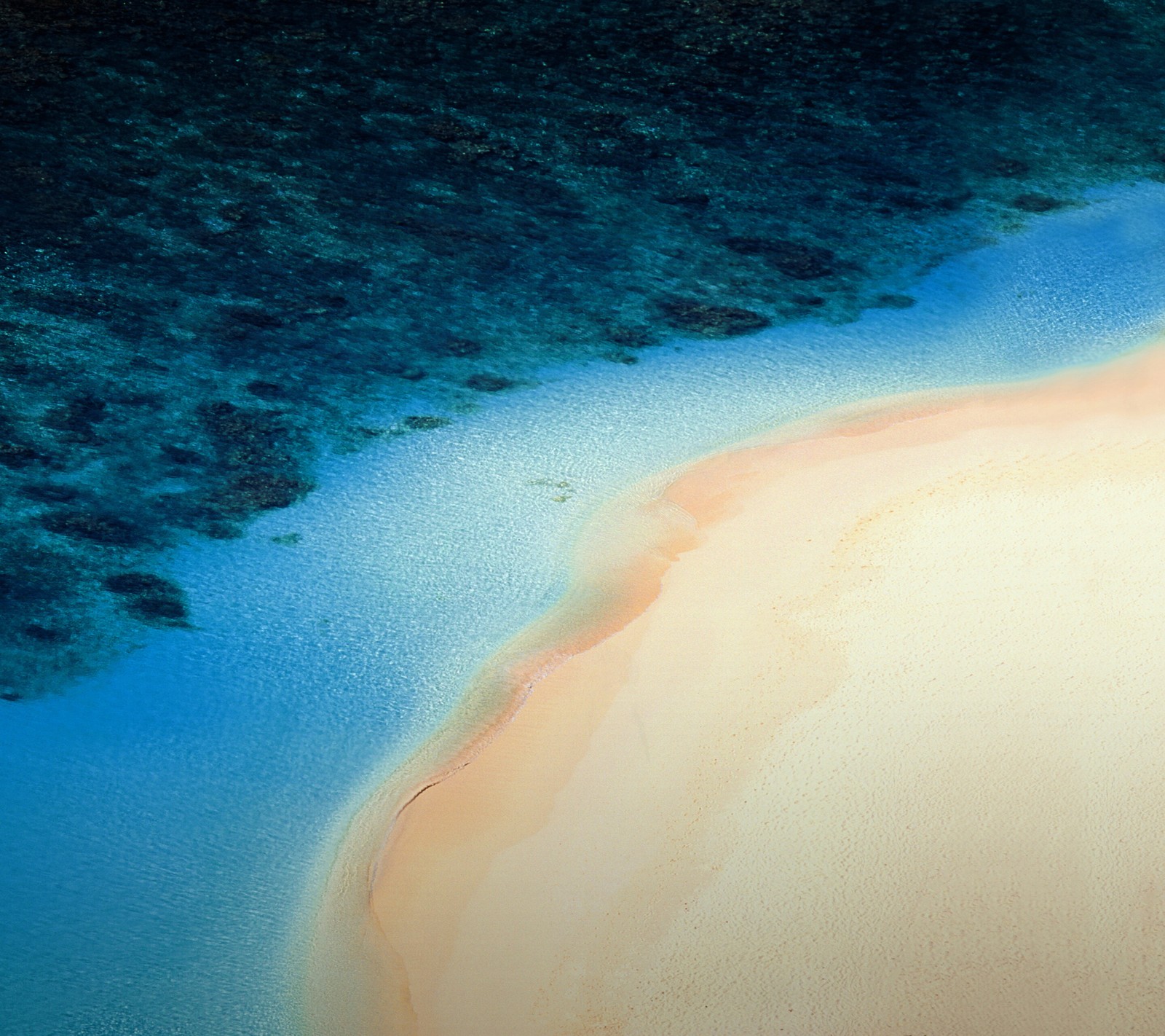 Vista aérea de uma praia de areia com um barco na água (android, praia, g5, lg, natureza)