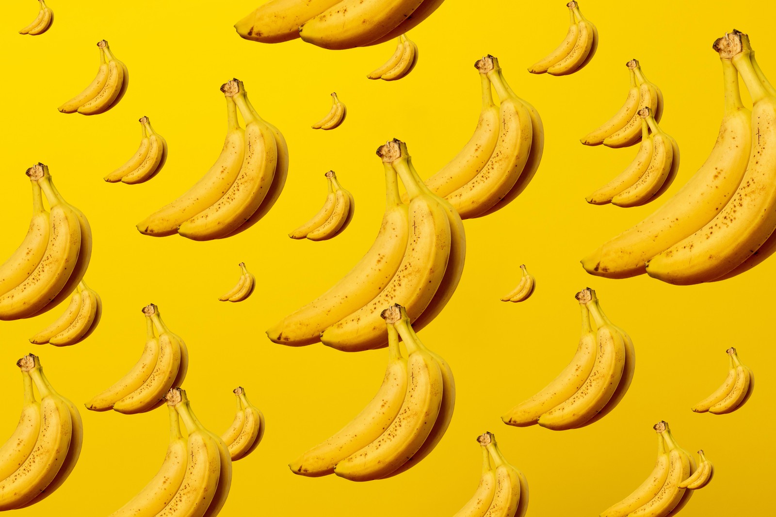 Há muitas bananas em uma superfície amarela (banana, muffins, fruta, descascar, comida)