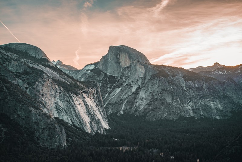 Горы с самолетом, летящим над ними на закате (долина йосемити, yosemite valley, полукруглый купол, глейшер поинт, glacier point)