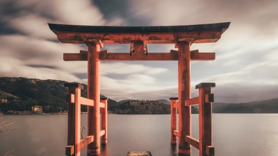 Torii-Tor am Ashi-See mit dem Fuji im Hintergrund