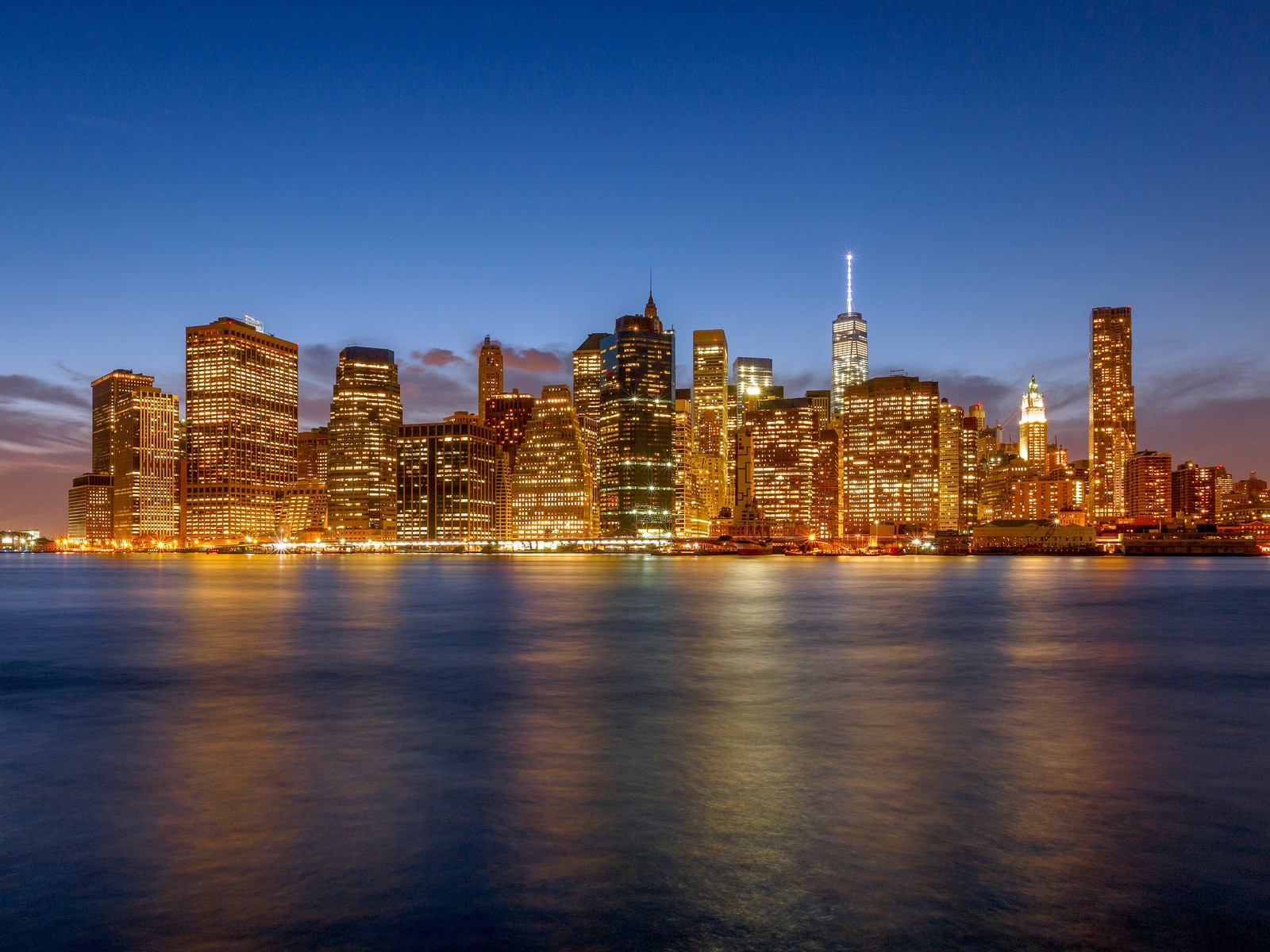 Uma vista do horizonte da cidade à noite do outro lado da água (paisagem urbana, one world trade center, arranha céus, hamburgo, cidade)