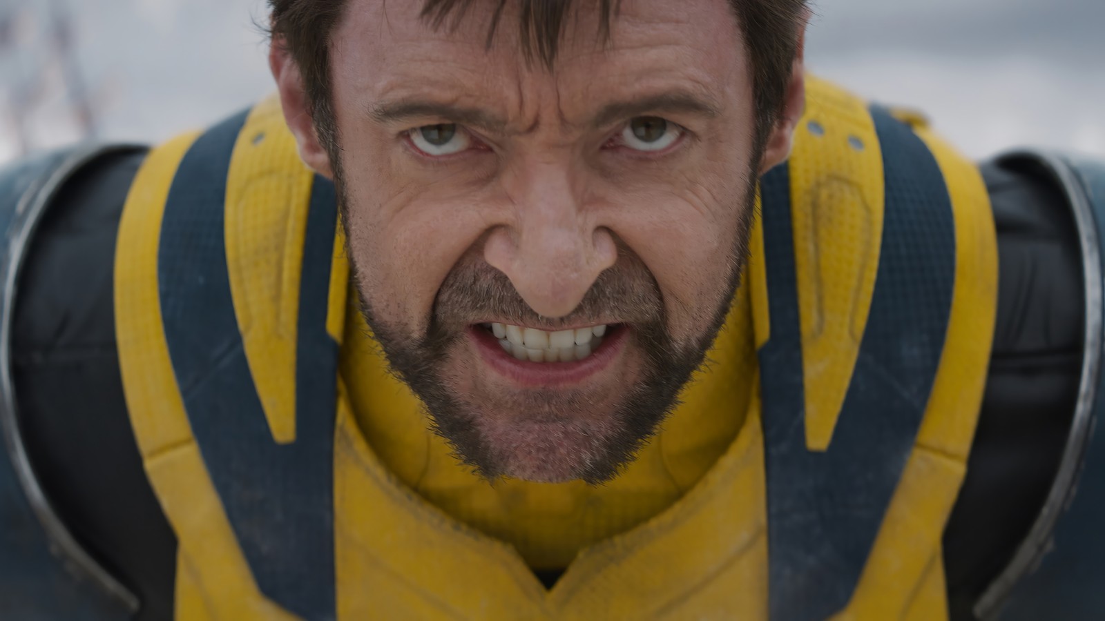 Wolverine em uma jaqueta amarela com barba e colete amarelo (deadpool e wolverine, filme, deadpool 3, marvel, logan)