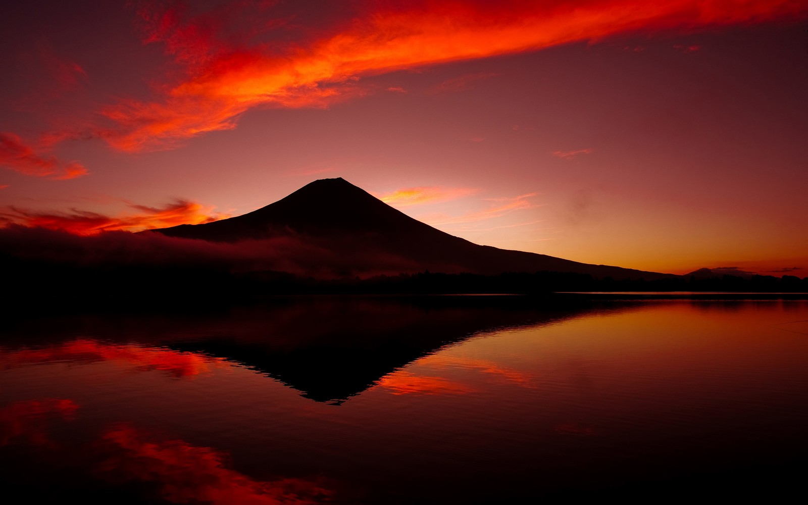 Berg mit rotem himmel und spiegelung im wasser (berg fuji, nachglühen, natur, reflexion, sonnenuntergang)