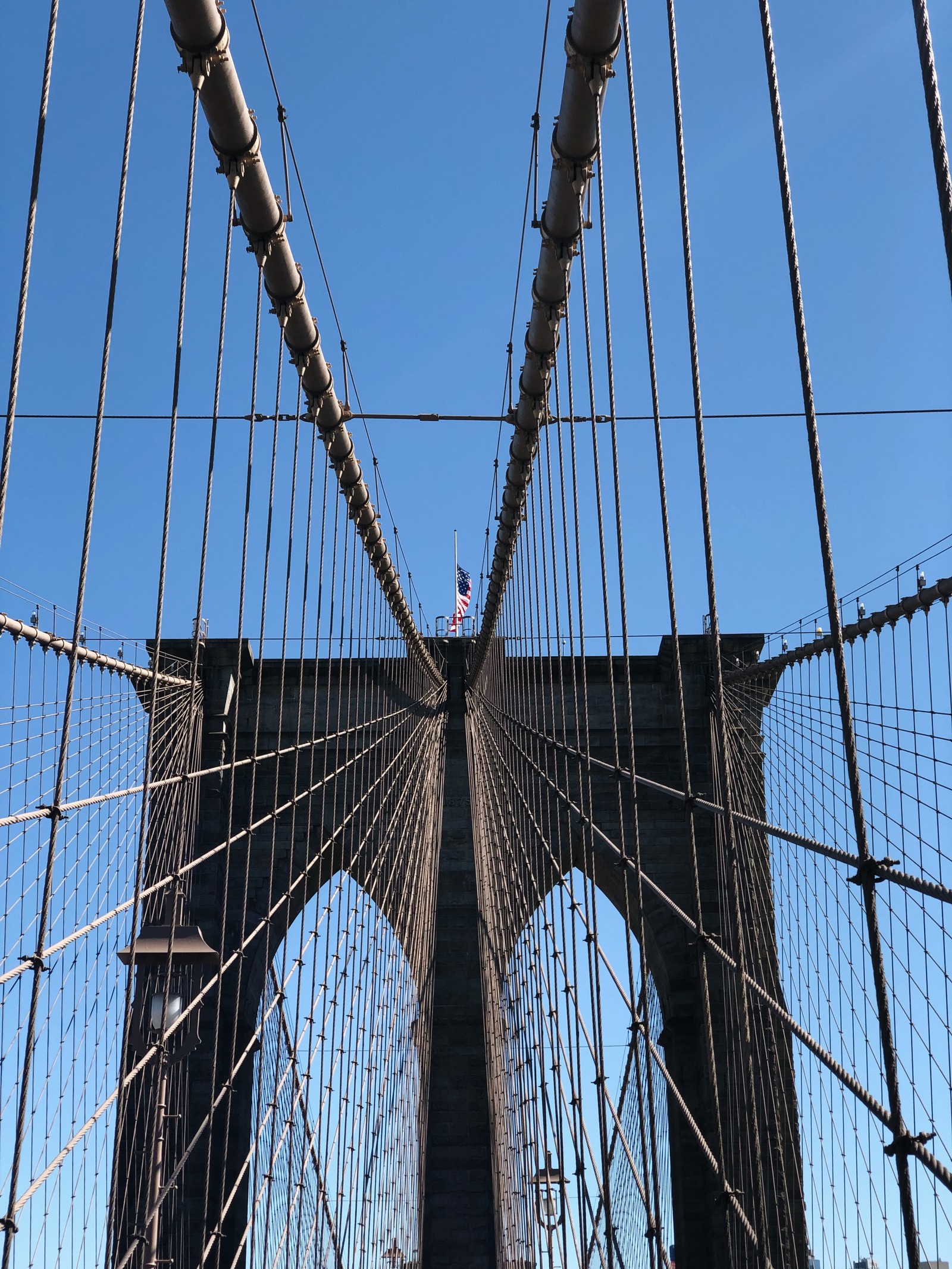 Вид на бруклинский мост с земли, смотря вверх (нью йорк, new york city, бруклинский мост, вантовый мост, подвесной мост)