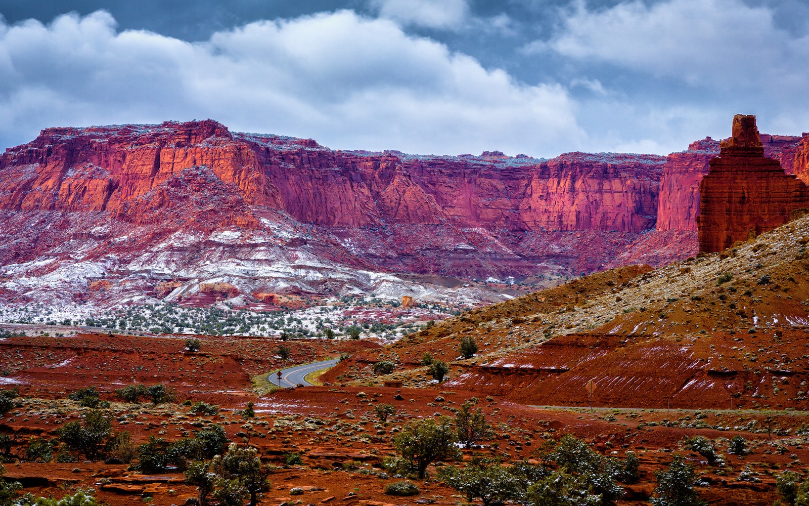 Montanhas e paisagem desértica com uma estrada em primeiro plano (cânion, penhasco, parque nacional, natureza, formação)