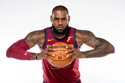 LeBron James em uma camisa do Cleveland Cavaliers, posicionado com uma bola de basquete, exibindo atletismo e intensidade.