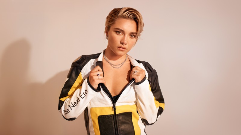 Близкий план женщины в черно-желтой куртке (флоренс пью, florence pugh, harpers bazaar, фотосессия, 5k)