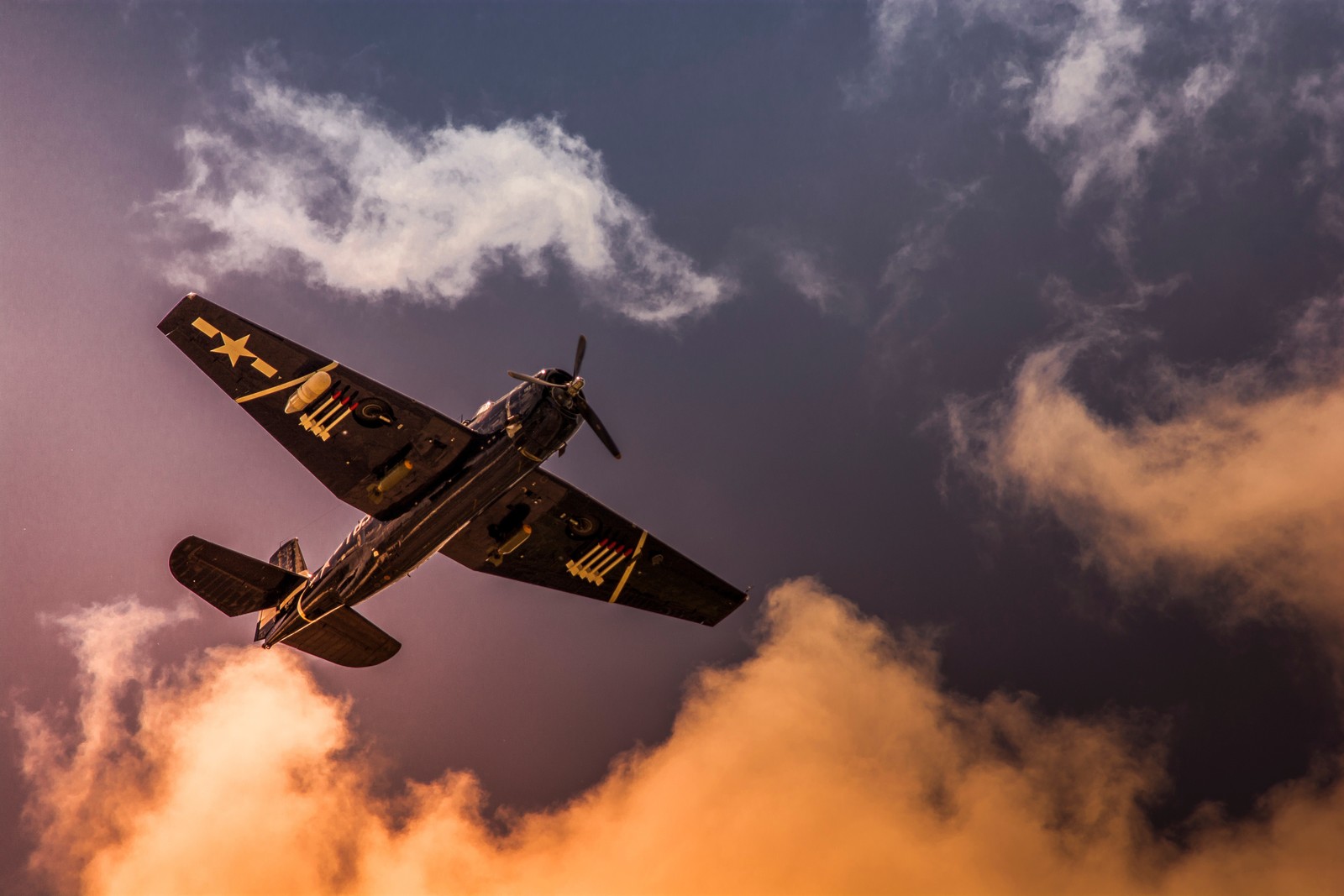 Un petit avion vole dans le ciel avec des nuages (avion, aéronef, vol, aviation, avion modèle)