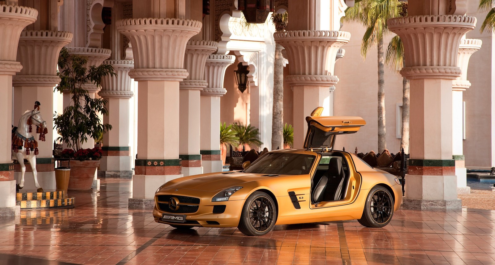 Nahaufnahme eines gelben mercedes sls, der in einem gebäude parkt (sportwagen, auto, internationale automobil ausstellung deutschland, mercedes benz g class, autohändler)