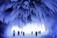 Grotte de glace majestueuse avec des formations de stalactites impressionnantes et des explorateurs d'hiver