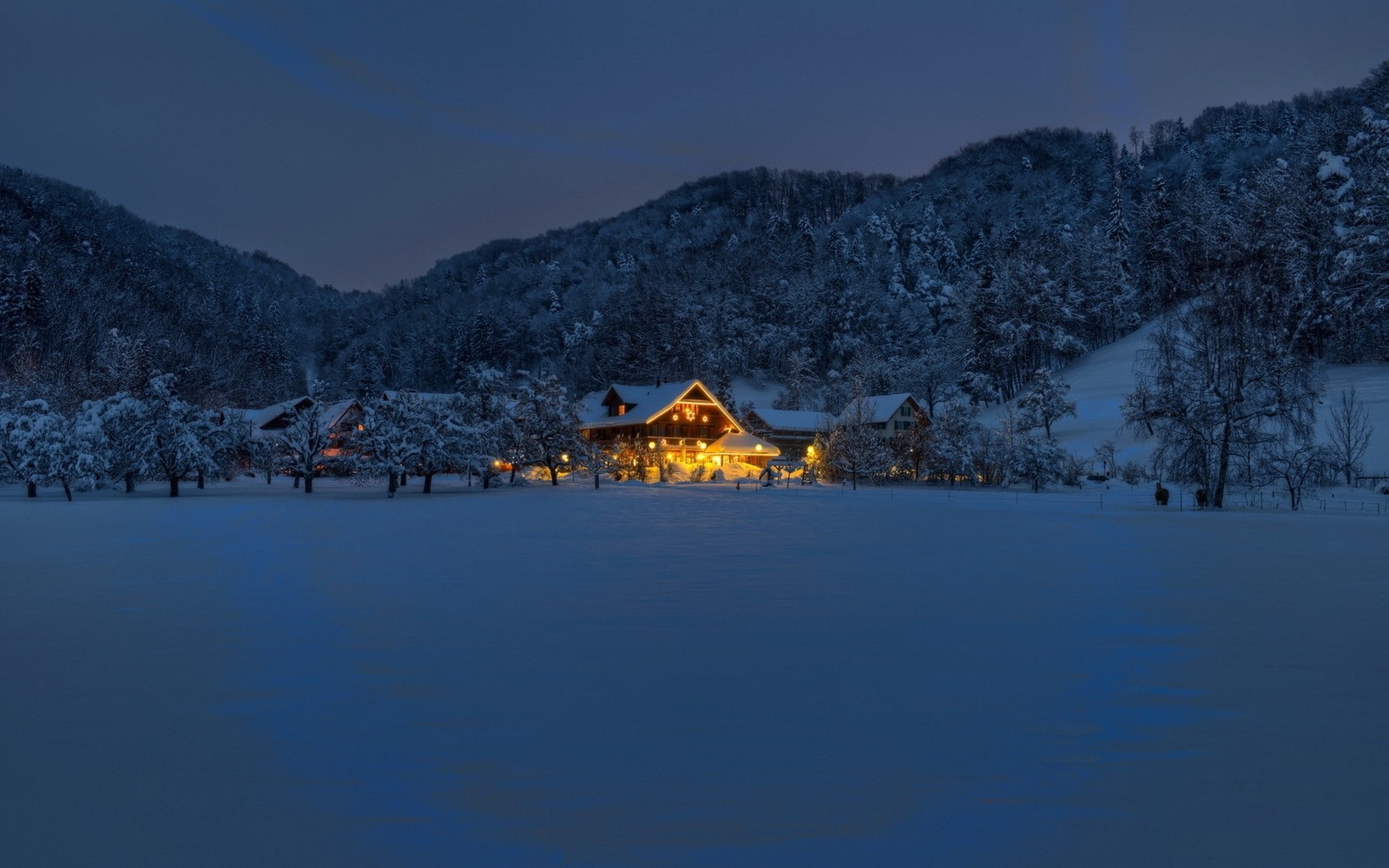 Uma cabana no meio de uma montanha nevada com uma árvore iluminada (windows 7, microsoft windows, neve, inverno, montanha)