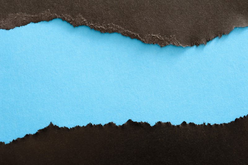 Nahaufnahme eines stücks blauen papiers mit einem ausgefransten rand (papier, blau, turquoise, aqua, flugblatt)