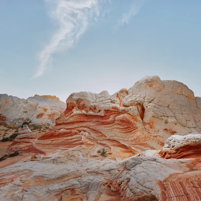 Auffällige geologische Formation in den Badlands mit bunten Schichten und Steilhang