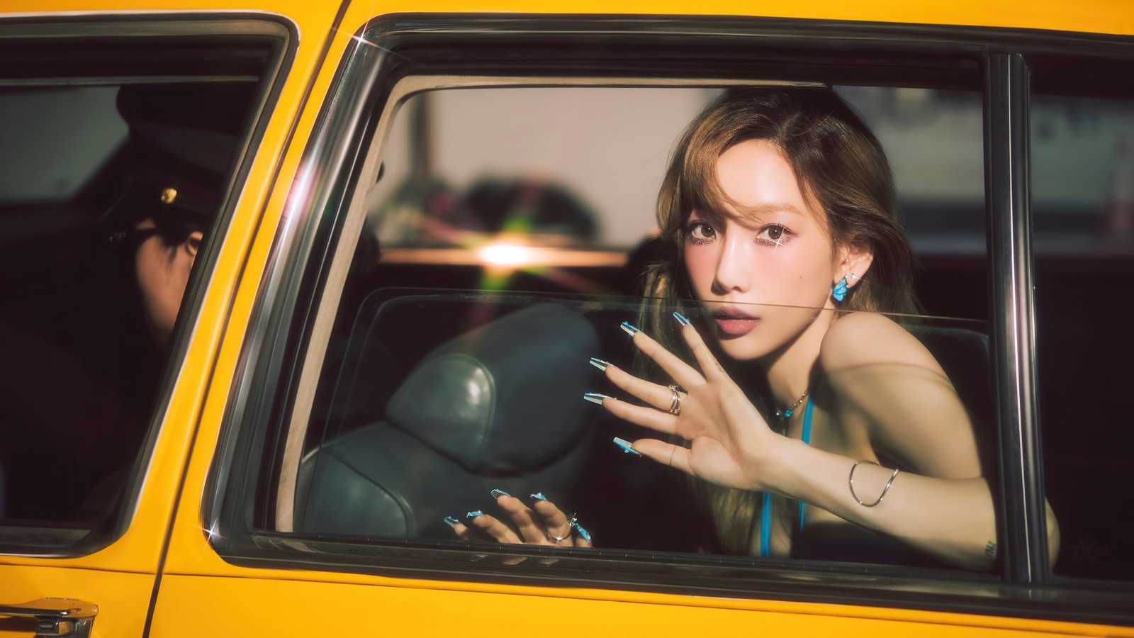 Femme arabe dans un taxi avec une robe bleue et une bague bleue au doigt (girls generation, kpop, snsd, so nyeo si dae, 소녀시대)