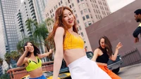 Chaeryeong von ITZY in einer lebhaften urbanen Tanzszene