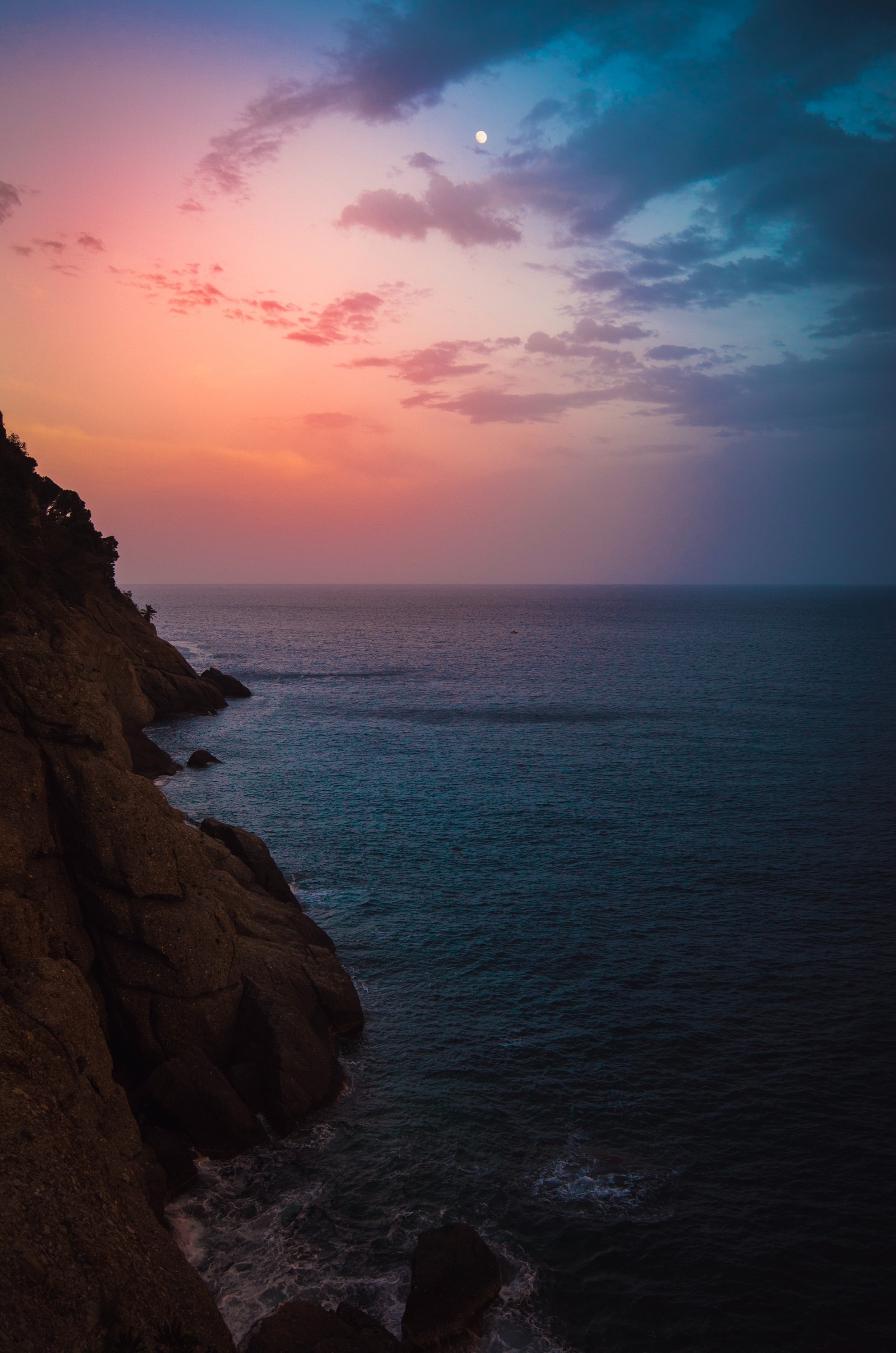 Arafed view of a lighthouse on a cliff overlooking the ocean (sunset, cliff, seascape, dawn, moon)