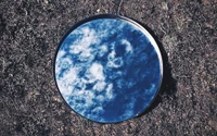 Reflet bleu électrique du ciel dans un miroir circulaire