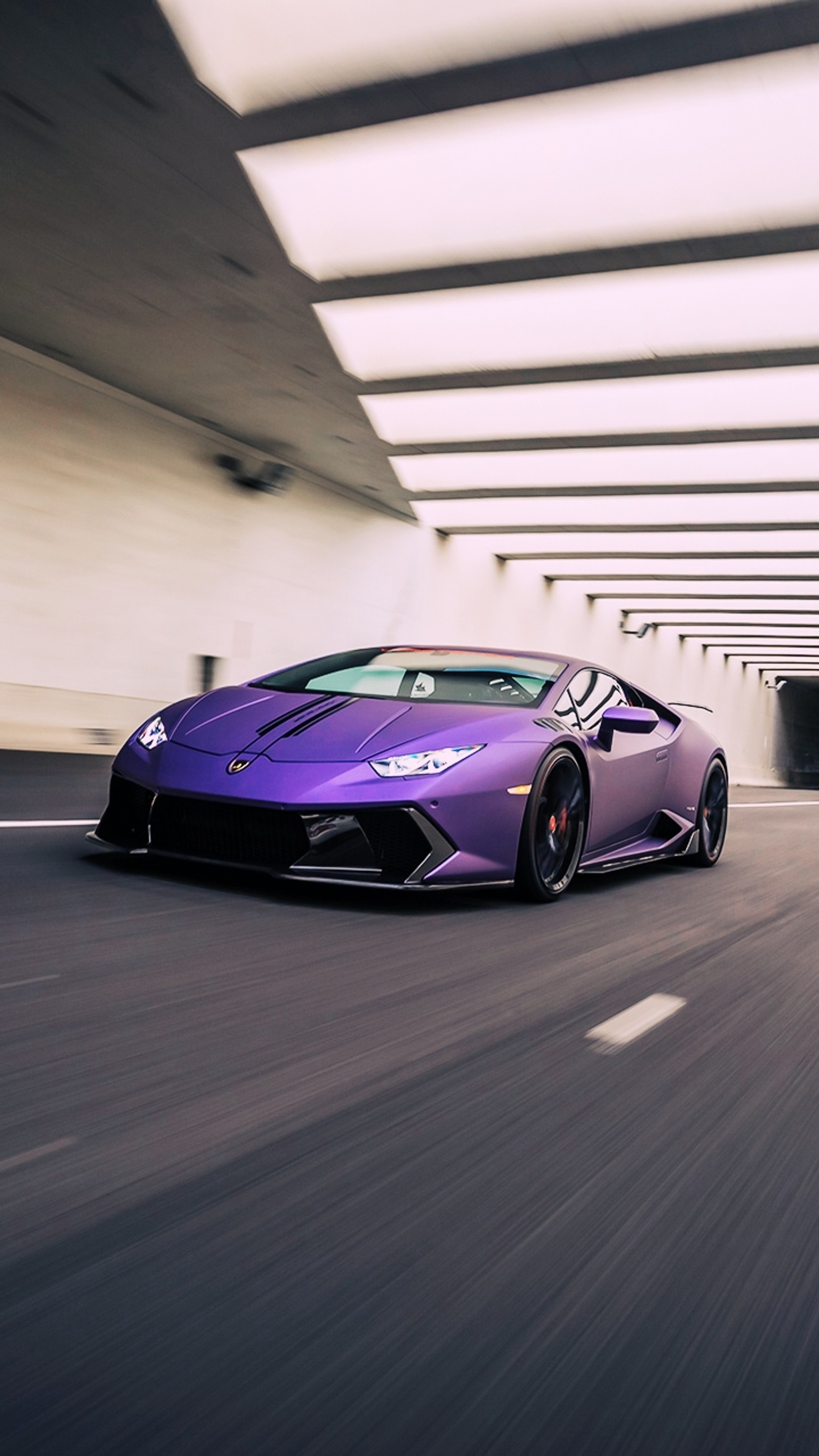 Ein lila sportwagen fährt durch einen tunnel mit verschwommenem hintergrund (720p, hd, huracan, lamborghini, modifiziert)