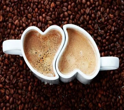 Canecas de café em forma de coração abraçadas em um mar de grãos de café