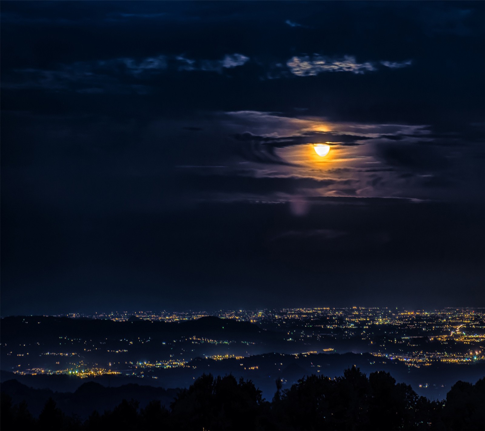 Vista da lua cheia sobre uma cidade à noite (legal, papel de parede)