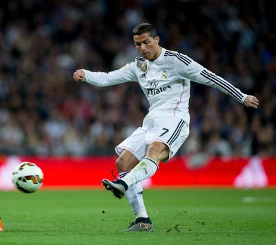 Cristiano Ronaldo executando um chute poderoso durante uma partida com o Real Madrid.