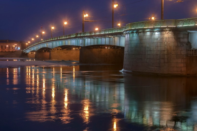 Жирафий мост через реку ночью с огнями, отражающимися в воде (мост, ночь, вода, отражение, река)