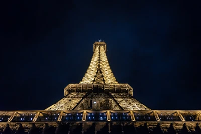 Torre Eiffel iluminada contra el cielo nocturno en París