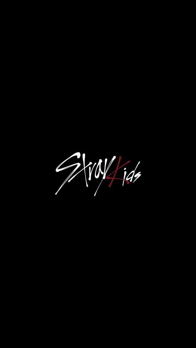 Черный фон с логотипом слова на нем (kpop, страй кидс, stray kids)