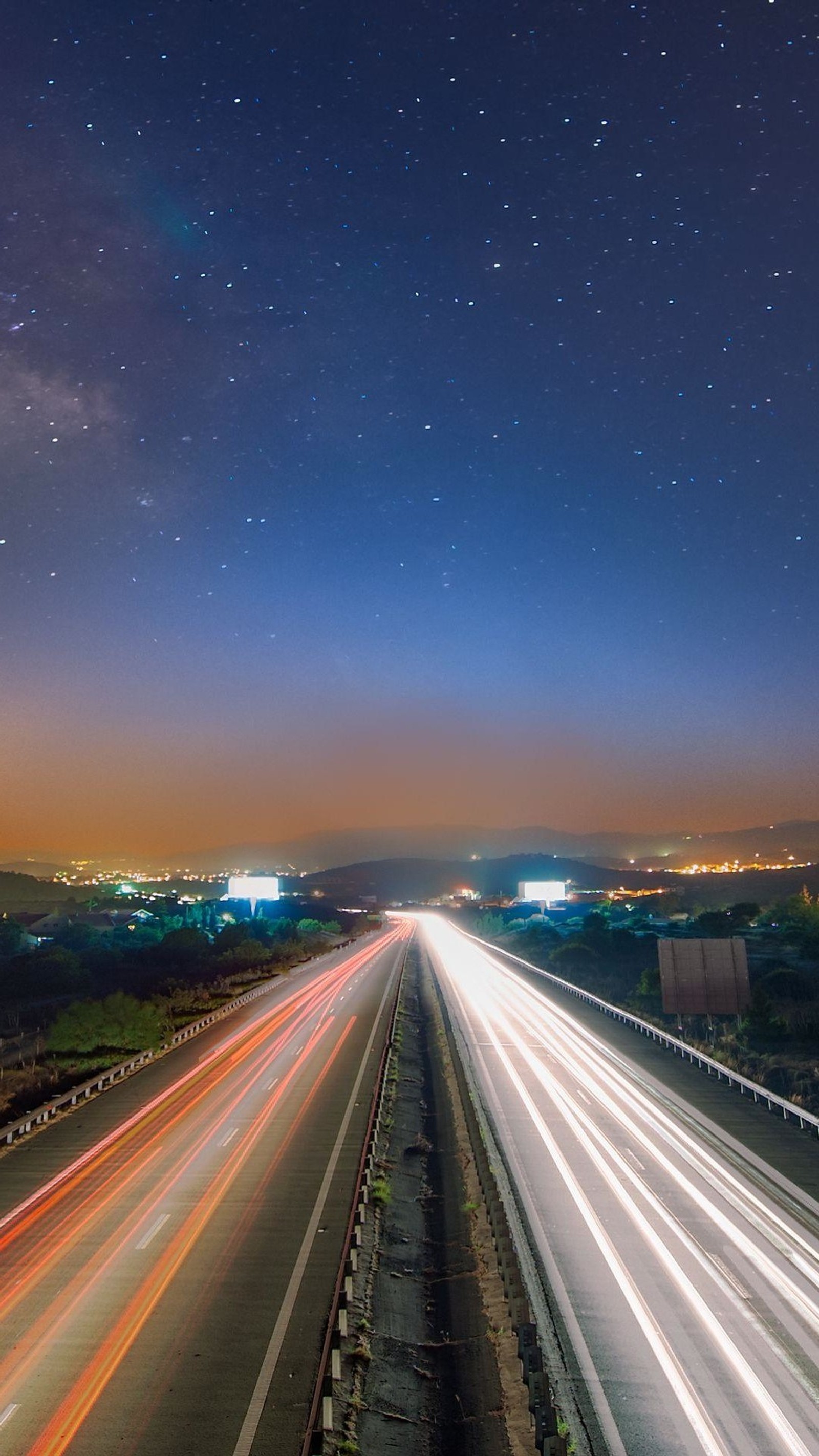 Vista noturna de uma rodovia com uma longa exposição de faixas de luz (maçã, hd, htc, huawei, iphone)