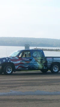 Patriotischer Angeltruck am Wasser