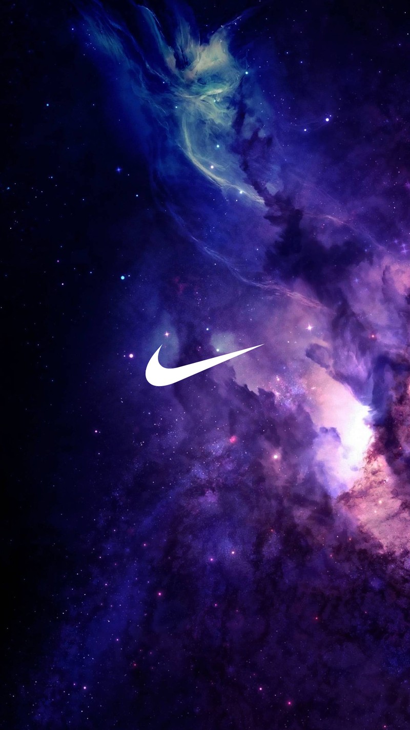 Близкий план фиолетовой и синей галактики с белым логотипом nike (размытие, бренды, галактика, логотипы, туманность)