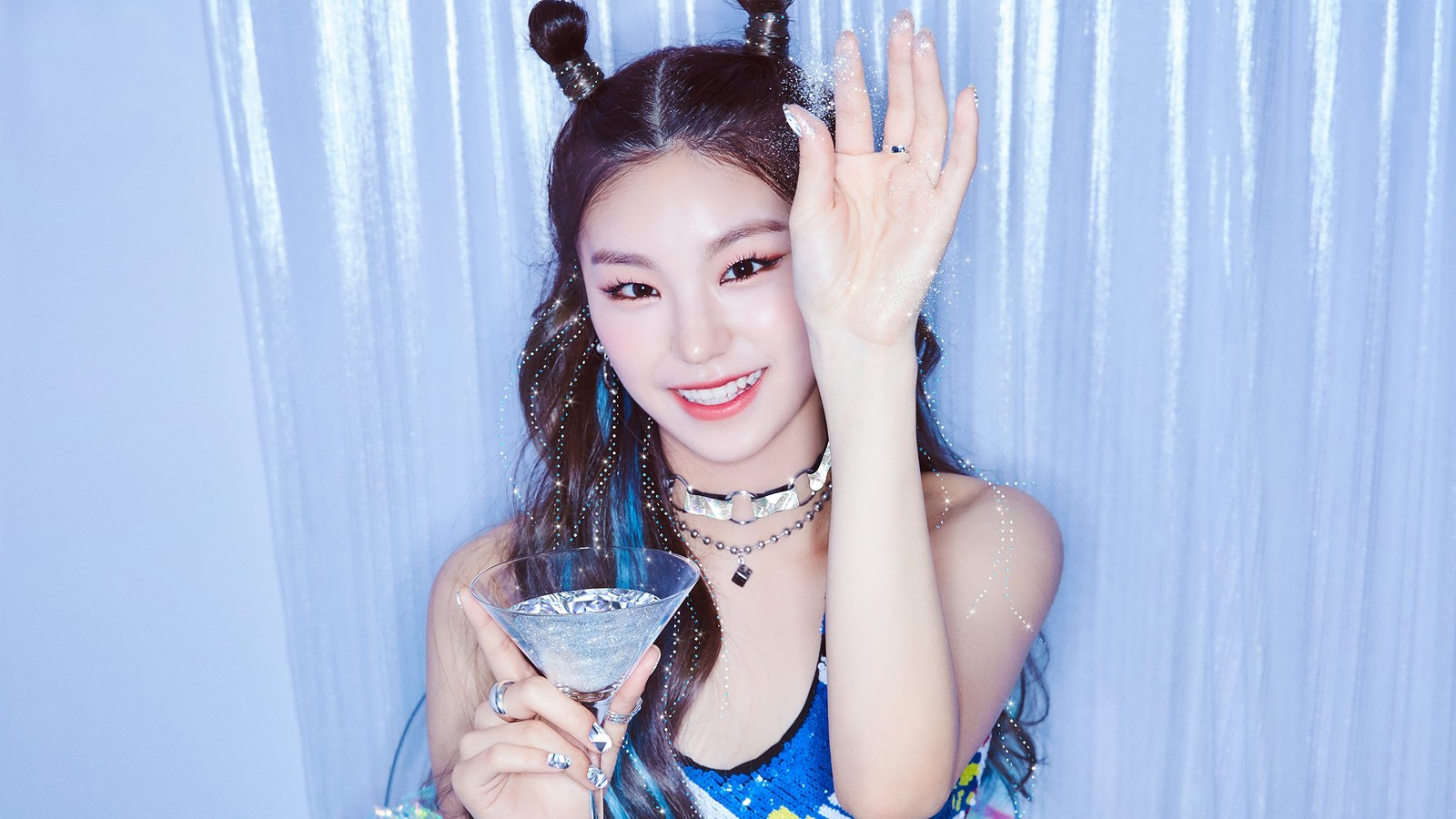 Une femme girafe en robe bleue tenant un verre de martini (itzy, kpop, yeji, hwang ye ji)