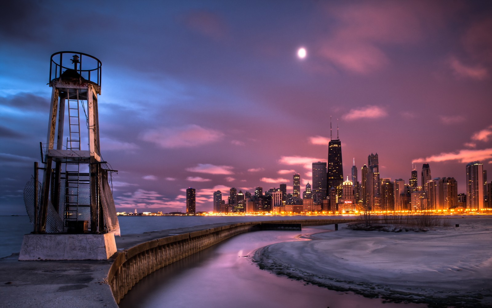 Uma visão árabe do horizonte da cidade à noite com um farol em primeiro plano (chicago, área urbana, crepúsculo, noite, cidade)